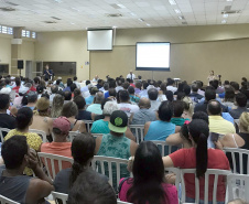 Mais de 600 pessoas participaram da audiência pública para apresentação do projeto de ampliação do cais de acostagem do Porto de Paranaguá. Na reunião, realizada quarta-feira (23) e que durou cinco horas, moradores de comunidades pesqueiras, tradicionais, indígenas e de todo os bairros da cidade conheceram e opinaram sobre o projeto. Foto: APPA