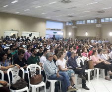 Mais de 600 pessoas participaram da audiência pública para apresentação do projeto de ampliação do cais de acostagem do Porto de Paranaguá. Na reunião, realizada quarta-feira (23) e que durou cinco horas, moradores de comunidades pesqueiras, tradicionais, indígenas e de todo os bairros da cidade conheceram e opinaram sobre o projeto. Foto: APPA