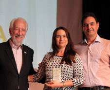 A Secretaria de Estado da Educação iniciou nessa quinta-feira (24), em Pinhão (no Centro-Sul), a segunda etapa do Seminário de Diretores ? Aprendizagem em Foco 2019. HOMENAGENS - As escolas estaduais das dez regionais com as melhores notas e maior crescimento no Índice de Desenvolvimento da Educação Básica (Ideb) foram homenageadas pela pasta na abertura do evento.  -  Faxinal do Céu, 24/01/2019  -  Foto: Fernandor de Jesus/SEED