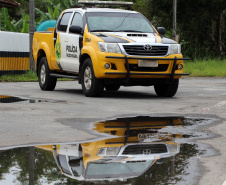  A fiscalização das equipes do Batalhão de Polícia Rodoviária (BPRv) nas rodovias estaduais que cortam o Litoral do Paraná flagrou mais de 7 mil veículos com velocidade acima do permitido na via e duas pessoas perderam a vida vítimas de atropelamento nos primeiros 30 dias do verão (de 21 de dezembro à 21 de janeiro). O balanço do Batalhão aponta ainda que houve aumento de 17,91% nos acidentes e de 4,55% de pessoas feridas em comparação com o mesmo período da temporada anterior.- -  Foto: BPRv