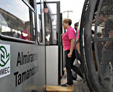 O Governo do Estado, em parceria com a Prefeitura de Almirante Tamandaré, entregou nesta sexta-feira (25) obras de revitalização do Terminal Rodoviário Municipal Vereador Dirceu Pavoni (Terminal Cachoeira), beneficiando diretamente cerca de 18 mil pessoas por dia, usuárias de dez linhas. A entrega foi feita pelo secretário do Desenvolvimento Urbano e Obras Públicas, João Carlos Ortega, e o prefeito Gerson Colodel. Foto: Divulgação/SEDU