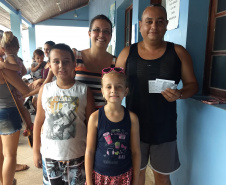 A notícia da circulação do vírus da febre amarela levou muita gente aos postos de saúde, como a família de Cleverson de Freitas Ramos. As crianças – José Ricardo, de 9 anos, e Ana Carolina, de 8 – estavam com a carteirinha em dia. Assim foi a vez dos pais serem imunizados. FOTO:SESA