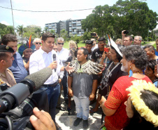 O chefe da Casa Civil, Guto Silva, e o secretário da Comunicação Social e Cultura, Hudson José, receberam nesta quinta-feira (31) representantes de tribos indígenas do Paraná. No dia nacional de manifestação em defesa dos índios, os integrantes do governo paranaense anunciaram a criação de uma comissão do Estado para interagir com os povos indígenas. Foto:Jaelson Lucas/ANPr