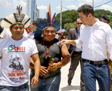 O chefe da Casa Civil, Guto Silva, e o secretário da Comunicação Social e Cultura, Hudson José, receberam nesta quinta-feira (31) representantes de tribos indígenas do Paraná. No dia nacional de manifestação em defesa dos índios, os integrantes do governo paranaense anunciaram a criação de uma comissão do Estado para interagir com os povos indígenas. Foto:Jaelson Lucas/ANPr