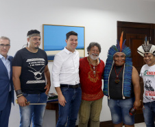 O chefe da Casa Civil, Guto Silva, e o secretário da Comunicação Social e Cultura, Hudson José, receberam nesta quinta-feira (31) representantes de tribos indígenas do Paraná. No dia nacional de manifestação em defesa dos índios, os integrantes do governo paranaense anunciaram a criação de uma comissão do Estado para interagir com os povos indígenas. Foto:Jaelson Lucas/ANPr