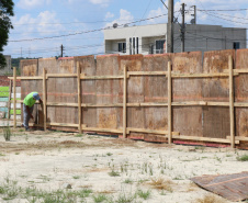 A construção do muro no Colégio Estadual Chico Mendes, em São José dos Pinhais, Região Metropolitana de Curitiba, iniciou nesta sexta-feira (01). As obras, que recebem um investimento de quase R$ 257 mil por parte do Governo do Paraná, devem ser finalizadas até início de abril deste ano. Foto: Fundepar