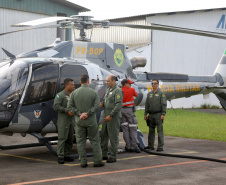 O Governo do Paraná enviou uma equipe aérea para Brumadinho (MG) com o objetivo de auxiliar nas buscas pelas vítimas do rompimento da barragem ocorrida na sexta-feira (25/01). Cinco integrantes do Batalhão de Polícia Militar de Operações Aéreas (BPMOA) viajaram neste domingo (03/02), somando-se à equipe do Corpo de Bombeiros que está naquele estado, incluída na força tarefa de buscas pelas vítimas desde o último domingo (27/01).  -  Curitiba, 03/02/2019  -  Foto: Jaelson Lucas/ANPr