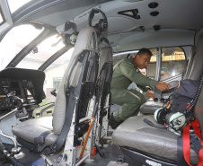 O Governo do Paraná enviou uma equipe aérea para Brumadinho (MG) com o objetivo de auxiliar nas buscas pelas vítimas do rompimento da barragem ocorrida na sexta-feira (25/01). Cinco integrantes do Batalhão de Polícia Militar de Operações Aéreas (BPMOA) viajaram neste domingo (03/02), somando-se à equipe do Corpo de Bombeiros que está naquele estado, incluída na força tarefa de buscas pelas vítimas desde o último domingo (27/01).  -  Curitiba, 03/02/2019  -  Foto: Jaelson Lucas/ANPr