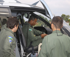 O Governo do Paraná enviou uma equipe aérea para Brumadinho (MG) com o objetivo de auxiliar nas buscas pelas vítimas do rompimento da barragem ocorrida na sexta-feira (25/01). Cinco integrantes do Batalhão de Polícia Militar de Operações Aéreas (BPMOA) viajaram neste domingo (03/02), somando-se à equipe do Corpo de Bombeiros que está naquele estado, incluída na força tarefa de buscas pelas vítimas desde o último domingo (27/01).  -  Curitiba, 03/02/2019  -  Foto: Jaelson Lucas/ANPr