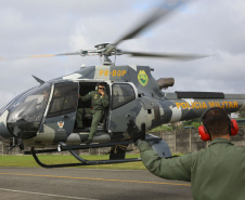 O Governo do Paraná enviou uma equipe aérea para Brumadinho (MG) com o objetivo de auxiliar nas buscas pelas vítimas do rompimento da barragem ocorrida na sexta-feira (25/01). Cinco integrantes do Batalhão de Polícia Militar de Operações Aéreas (BPMOA) viajaram neste domingo (03/02), somando-se à equipe do Corpo de Bombeiros que está naquele estado, incluída na força tarefa de buscas pelas vítimas desde o último domingo (27/01).  -  Curitiba, 03/02/2019  -  Foto: Jaelson Lucas/ANPr