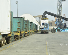 epresentantes da Administração dos Portos de Paranaguá e Antonina (Appa) e da Rumo, empresa que administra o modal ferroviário que passa por Paranaguá, têm se reunindo para discutir a redução da passagem do trem para a comunidade do município.   -  Paranaguá, 05/02/2019  -  Foto: Arquivo APPA