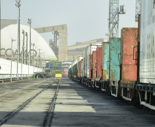 epresentantes da Administração dos Portos de Paranaguá e Antonina (Appa) e da Rumo, empresa que administra o modal ferroviário que passa por Paranaguá, têm se reunindo para discutir a redução da passagem do trem para a comunidade do município.   -  Paranaguá, 05/02/2019  -  Foto: Arquivo APPA