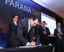 O governador Carlos Massa Ratinho Junior sanciona durante o evento Paraná Day,  a lei  do Programa de Parcerias do Paraná. -  Curitiba, 05/02/2019  -  Foto: Rodrigo Félix Leal