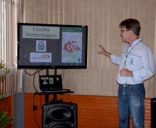 O Instituto Agronômico do Paraná (Iapar) lançou, nesta terça-feira (05), no Show Rural, em Cascavel, um aplicativo de monitoramento do clima disponível no celular. Paralelamente lançou o atlas climático atualizado, também disponível on-line.  Na foto,  o pesquisador da área de Agrometeorologia, Pablo Nitsche, do Iapar  -  Cascavel, 05/02/2019  -  Foto: Divulgação SEAB