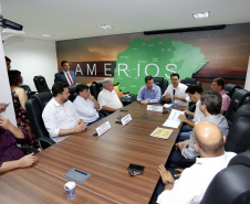 O governador Carlos Massa Ratinho Junior reuniu-se nesta quarta-feira (6), em Umuarama, com lideranças e prefeitos do Noroeste para tratar da duplicação da PR-323 e anunciou a elaboração de projetos executivos para obras na rodovia. -  Umuarama, 06/02/2019  -  Foto: Arnaldo Alves/ANPr