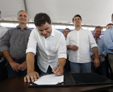 O governador Carlos Massa Ratinho Junior autoriza o início das obras de recuperação do Contorno Sul de Maringá (Noroeste). A obra será feita com recursos do Governo do Estado.  -  Maringá, 06/02/2019  -  Foto: Arnaldo Alves/ANPr