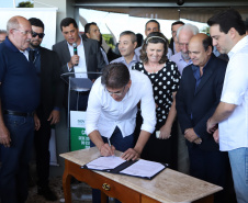 Uma solenidade especial na prefeitura municipal de Cascavel marcou a transferência do Governo do Paraná de Curitiba para Cascavel na manhã desta quinta-feira (7). O decreto é temporário e vale até sexta-feira (8). O governador Carlos Massa Ratinho Junior, secretários de Estado e presidentes das empresas estatais cumprem agenda intensa no município com representantes políticos e empresariais da região Oeste. - Cascavel, 07/02/2019 - Foto: José Fernando Ogura/ANPr