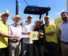 Novos maquinários aumentam produção em pequenas propriedades. Na quinta-feira (8), no Show Rural, em Cascavel, o governador Ratinho Junior fez a entrega de tratores para José Modena e para mais dois agricultores de Catanduvas, Geraldo Marafom e Roberto de Jesus Iung. -   Cascavel, 07/02/2019  -  Foto: Rodrigo Félix Leal/ANPr