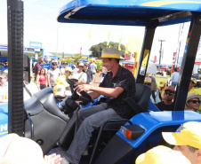 Novos maquinários aumentam produção em pequenas propriedades. Na quinta-feira (8), no Show Rural, em Cascavel, o governador Ratinho Junior fez a entrega de tratores para José Modena e para mais dois agricultores de Catanduvas, Geraldo Marafom e Roberto de Jesus Iung. -   Cascavel, 07/02/2019  -  Foto: Rodrigo Félix Leal/ANPr