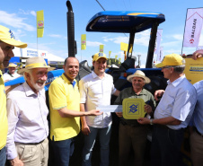 Novos maquinários aumentam produção em pequenas propriedades. Na quinta-feira (8), no Show Rural, em Cascavel, o governador Ratinho Junior fez a entrega de tratores para José Modena e para mais dois agricultores de Catanduvas, Geraldo Marafom e Roberto de Jesus Iung. -   Cascavel, 07/02/2019  -  Foto: Rodrigo Félix Leal/ANPr