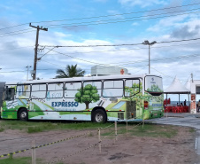 Cuidar da água é responsabilidade de todos e nunca é tarde para aprender sobre isso. De maneira divertida, a Companhia de Saneamento do Paraná (Sanepar) montou um ônibus com uma minicidade onde instrutores ensinam sobre a água, o esgoto e os resíduos sólidos. O ônibus estará aberto para visitação neste fim de semana (8, 9 e 10 de fevereiro) na 6a. Festa do Caranguejo, em Matinhos, na Arena Vicente Gurski.  -  Foto: Divulgação Sanepar