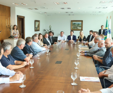 O governador Carlos Massa Ratinho Junior se reuniu nesta segunda-feira (11), no Palácio Iguaçu, com prefeitos da Associação dos Municípios do Médio Paranapanema (Amepar), que congrega 22 cidades e uma população de cerca de 1 milhão de habitantes.  -  Curitiba, 11/02/2019  -  Foto: Rodrigo Félix Leal/ANPr