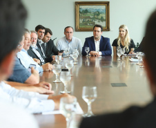 O governador Carlos Massa Ratinho Junior se reuniu nesta segunda-feira (11), no Palácio Iguaçu, com prefeitos da Associação dos Municípios do Médio Paranapanema (Amepar), que congrega 22 cidades e uma população de cerca de 1 milhão de habitantes.  -  Curitiba, 11/02/2019  -  Foto: Rodrigo Félix Leal/ANPr