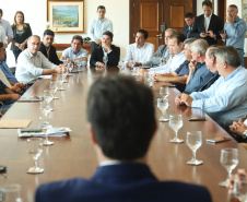 O governador Carlos Massa Ratinho Junior se reuniu nesta segunda-feira (11), no Palácio Iguaçu, com prefeitos da Associação dos Municípios do Médio Paranapanema (Amepar), que congrega 22 cidades e uma população de cerca de 1 milhão de habitantes.  -  Curitiba, 11/02/2019  -  Foto: Rodrigo Félix Leal/ANPr