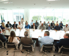 O governador Carlos Massa Ratinho Junior se reuniu nesta segunda-feira (11), no Palácio Iguaçu, com prefeitos da Associação dos Municípios do Médio Paranapanema (Amepar), que congrega 22 cidades e uma população de cerca de 1 milhão de habitantes.  -  Curitiba, 11/02/2019  -  Foto: Rodrigo Félix Leal/ANPr