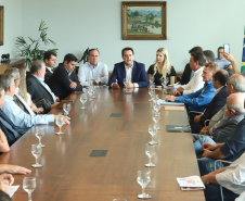 O governador Carlos Massa Ratinho Junior se reuniu nesta segunda-feira (11), no Palácio Iguaçu, com prefeitos da Associação dos Municípios do Médio Paranapanema (Amepar), que congrega 22 cidades e uma população de cerca de 1 milhão de habitantes.  -  Curitiba, 11/02/2019  -  Foto: Rodrigo Félix Leal/ANPr