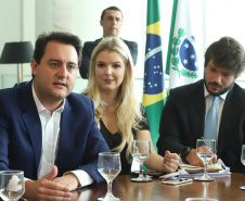 O governador Carlos Massa Ratinho Junior se reuniu nesta segunda-feira (11), no Palácio Iguaçu, com prefeitos da Associação dos Municípios do Médio Paranapanema (Amepar), que congrega 22 cidades e uma população de cerca de 1 milhão de habitantes.  -  Curitiba, 11/02/2019  -  Foto: Rodrigo Félix Leal/ANPr