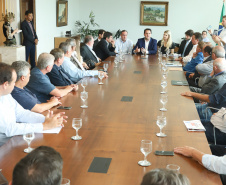 O governador Carlos Massa Ratinho Junior se reuniu nesta segunda-feira (11), no Palácio Iguaçu, com prefeitos da Associação dos Municípios do Médio Paranapanema (Amepar), que congrega 22 cidades e uma população de cerca de 1 milhão de habitantes.  -  Curitiba, 11/02/2019  -  Foto: Rodrigo Félix Leal/ANPr