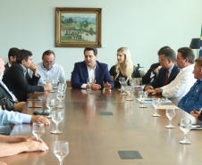 O governador Carlos Massa Ratinho Junior se reuniu nesta segunda-feira (11), no Palácio Iguaçu, com prefeitos da Associação dos Municípios do Médio Paranapanema (Amepar), que congrega 22 cidades e uma população de cerca de 1 milhão de habitantes.  -  Curitiba, 11/02/2019  -  Foto: Rodrigo Félix Leal/ANPr