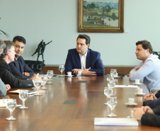 O governador Carlos Massa Ratinho Junior se reuniu com diretores da multinacional Mars Petcare nesta segunda-feira (11) para discutir detalhes de um novo investimento da companhia em Ponta Grossa na região dos Campos Gerais. A empresa, líder mundial na produção de alimentos para cães e gatos, investirá R$ 120 milhões na instalação da segunda unidade no município.Foto: Rodrigo Felix Lea/ANPr