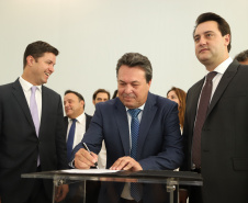 O governador Carlos Massa Ratinho Junior deu posse, em cerimônia no Palácio Iguaçu, ao secretário de Estado do Desenvolvimento Sustentável e Turismo, Marcio Nunes, e aos presidentes das autarquias vinculadas à pasta. Foram empossados os presidentes do Instituto Água e Terra, Everton Souza; do Simepar, Eduardo Alvin; da Paraná Desenvolvimento, Eduardo Bekin; e da Paraná Turismo, João Jacob Mehl. -   Curitiba, 12/02/2019  -  Foto: José Fernando Ogura/ANPr