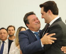 O governador Carlos Massa Ratinho Junior deu posse, em cerimônia no Palácio Iguaçu, ao secretário de Estado do Desenvolvimento Sustentável e Turismo, Marcio Nunes, e aos presidentes das autarquias vinculadas à pasta. Foram empossados os presidentes do Instituto Água e Terra, Everton Souza; do Simepar, Eduardo Alvin; da Paraná Desenvolvimento, Eduardo Bekin; e da Paraná Turismo, João Jacob Mehl. -   Curitiba, 12/02/2019  -  Foto: José Fernando Ogura/ANPr