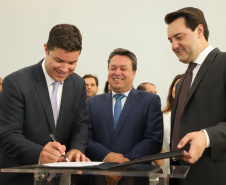 O governador Carlos Massa Ratinho Junior deu posse, em cerimônia no Palácio Iguaçu, ao secretário de Estado do Desenvolvimento Sustentável e Turismo, Marcio Nunes, e aos presidentes das autarquias vinculadas à pasta. Foram empossados os presidentes do Instituto Água e Terra, Everton Souza; do Simepar, Eduardo Alvin; da Paraná Desenvolvimento, Eduardo Bekin; e da Paraná Turismo, João Jacob Mehl. -   Curitiba, 12/02/2019  -  Foto: José Fernando Ogura/ANPr