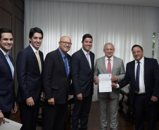 O governo encaminhou nesta terça-feira (12) à Assembleia Legislativa o projeto de lei da reforma administrativa. A entrega foi feita pelo chefe da Casa Civil, Guto Silva, e pelo secretário de Planejamento, Valdemar Bernardo Jorge, ao presidente da Alep, Ademar Traiano. Foto: Guilherme Flores