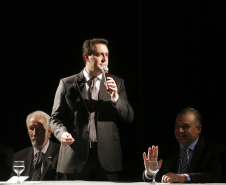 O governador Carlos Massa Ratinho Junior, dá posse a Ney Leprevost na pasta da secretaria da Justiça, Família e Trabalho.Curitiba, 12-02-19.Foto: Arnaldo Alves / ANPr.