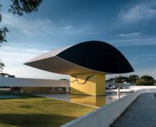A equipe do Educativo do Museu Oscar Niemeyer (MON) sempre prepara uma agenda especial para visitantes na quarta-feira, dia da tradicional entrada gratuita para todos. Nesta semana, a programação conta com uma oficina e com uma visita mediada que, como novidade, terá a presença de um intérprete de libras.  -  Foto: Marcello Kavase