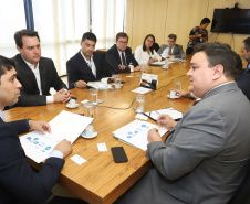 O governador Carlos Massa Ratinho Junior reuniu-se nesta terça-feira (12), em Brasília, com o ministro da Controladoria-Geral da União, Wagner de Campos Rosário, para apresentar o Programa Estadual de Integridade e Compliance, do Governo do Paraná. O controlador-geral do Estado, Raul Siqueira, também participou.  -  BRasília, 12/02/2019  -  Foto: Rodrigo Félix Leal/ANPr