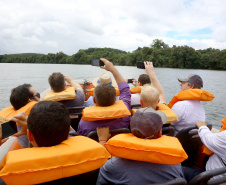O passeio turístico inaugural da rota de Capanema sobre o Parque Nacional do Iguaçu, no Sudoeste do Paraná, aconteceu nesta sexta-feira (15). Nos mesmos moldes do trecho embaixo das cataratas de Foz do Iguaçu, a operação nesse outro ponto do rio permitirá a exploração do ecoturismo sobre diversas ilhas, trilhas e cachoeiras que compõem o ecossistema local.  -  Capanema, 15/02/2019  - Foto: Jaelson Lucas/ANPr