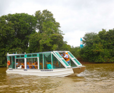 O passeio turístico inaugural da rota de Capanema sobre o Parque Nacional do Iguaçu, no Sudoeste do Paraná, aconteceu nesta sexta-feira (15). Nos mesmos moldes do trecho embaixo das cataratas de Foz do Iguaçu, a operação nesse outro ponto do rio permitirá a exploração do ecoturismo sobre diversas ilhas, trilhas e cachoeiras que compõem o ecossistema local.  -  Capanema, 15/02/2019  - Foto: Jaelson Lucas/ANPr