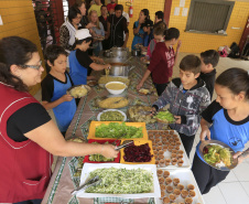  As escolas estaduais começam a receber nesta terça-feira (19) itens da agricultura familiar e ovos – quase 182 mil dúzias -   Foto: Arnaldo Alves / ANPr.