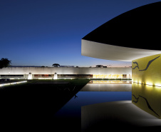O Museu Oscar Niemeyer (MON) funcionará normalmente no final de semana e no feriado de Carnaval. Abre no sábado, domingo e terça, no horário das 10h às 18h. Na quarta-feira, além da entrada gratuita, o horário é estendido até às 20h, por ser a primeira semana do mês. Foto: Leonardo Finotti/MON