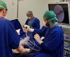 A equipe de Cirurgia do Joelho do Hospital do Trabalhador, em parceria com um cirurgião do Hospital Sacrè Coeur de Montreal (Canadá), fez o primeiro transplante de menisco da instituição e um dos raros casos já feitos no Brasil. Foto: Divulgação/SESA