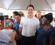 Quarenta e nove famílias de Florestópolis, município da região Norte do Paraná, concretizaram nesta sexta-feira (22) o sonho da casa própria. Elas vão morar no Residencial José Alves dos Santos, inaugurado pelo governador Carlos Massa Ratinho Junior, pelo presidente da Companhia de Habitação do Paraná (Cohapar), Jorge Lange, e o prefeito Nelson Correia Junior.  -  Florestópolis, 22/01/2019  -  Foto: José Fernando Ogura/ANPr