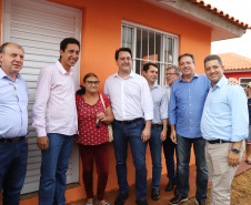 Quarenta e nove famílias de Florestópolis, município da região Norte do Paraná, concretizaram nesta sexta-feira (22) o sonho da casa própria. Elas vão morar no Residencial José Alves dos Santos, inaugurado pelo governador Carlos Massa Ratinho Junior, pelo presidente da Companhia de Habitação do Paraná (Cohapar), Jorge Lange, e o prefeito Nelson Correia Junior.  -  Florestópolis, 22/01/2019  -  Foto: José Fernando Ogura/ANPr