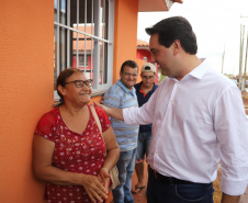 Quarenta e nove famílias de Florestópolis, município da região Norte do Paraná, concretizaram nesta sexta-feira (22) o sonho da casa própria. Elas vão morar no Residencial José Alves dos Santos, inaugurado pelo governador Carlos Massa Ratinho Junior, pelo presidente da Companhia de Habitação do Paraná (Cohapar), Jorge Lange, e o prefeito Nelson Correia Junior.  -  Florestópolis, 22/01/2019  -  Foto: José Fernando Ogura/ANPr