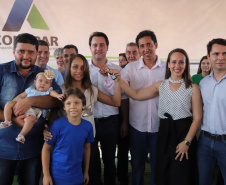 Quarenta e nove famílias de Florestópolis, município da região Norte do Paraná, concretizaram nesta sexta-feira (22) o sonho da casa própria. Elas vão morar no Residencial José Alves dos Santos, inaugurado pelo governador Carlos Massa Ratinho Junior, pelo presidente da Companhia de Habitação do Paraná (Cohapar), Jorge Lange, e o prefeito Nelson Correia Junior.  -  Florestópolis, 22/01/2019  -  Foto: José Fernando Ogura/ANPr